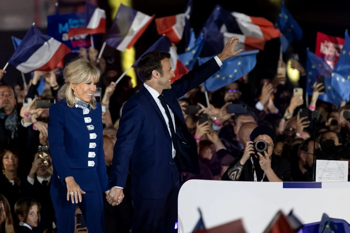 Emmanuel Macron victorie un nou mandat 5 ani la Palatul Elysees Brigitte Macron gesturi tandre (5) jpg