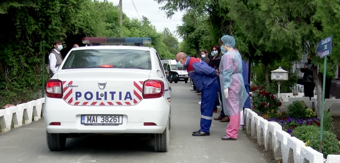 Protestatarii de la Spitalul Săpoca i-au întâmpinat pe poliţişti