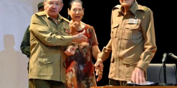 José Ramón Fernández Álvarez (dreapta) impreuna cu Raul Castro FOTO cubaenmiami.com