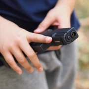 copil pistol FOTO Shutterstock