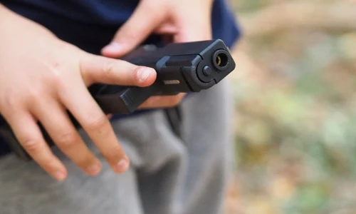 copil pistol FOTO Shutterstock