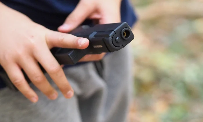 copil pistol FOTO Shutterstock
