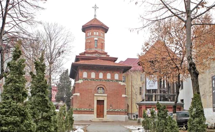 
    Biserica poate  găzdui 150  de enoriași  