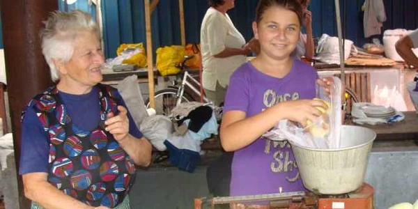 „Micile ajutoare“ muncesc ilegal în pieţe