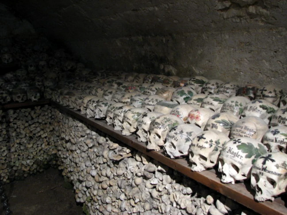 În Casa Charnel se regăsesc oasele a peste 1.200 de persaone
