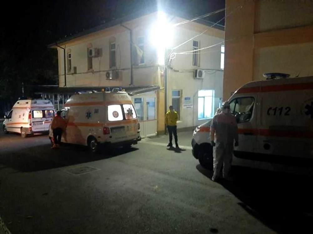 Pentru că nu mai sunt locuri în saloane, la „Marius Nasta” s-au așezat paturile pe holuriFoto: Institutul de Pneumoftiziologie Marius Nasta / Facebook