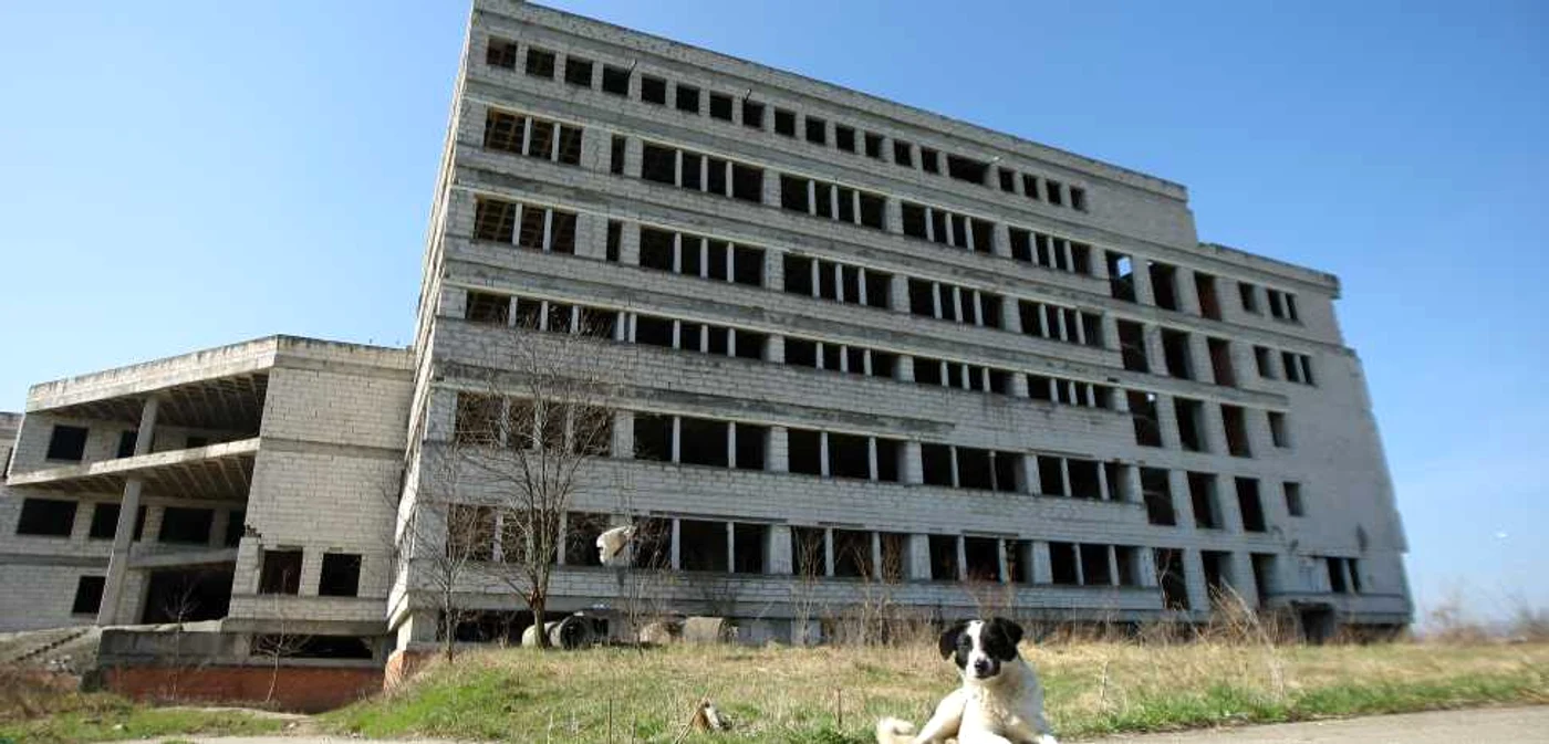 Imobilul de pe Calea Torontalului aşteaptă să devină spital. FOTO: Sebastian Tătaru