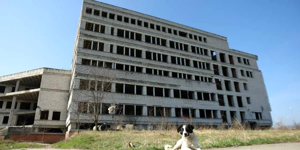 Imobilul de pe Calea Torontalului aşteaptă să devină spital. FOTO: Sebastian Tătaru