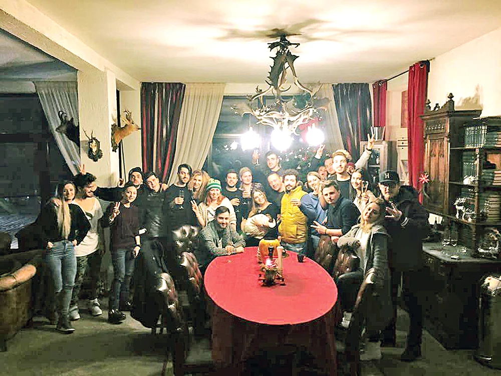
    Micuța Maria a fost foarte  cuminte la petrecerea  celebrului ei tată  