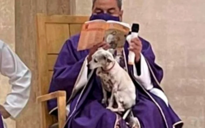 
    Gestul preotului a făcut înconjurul lumii și a atras comentarii pozitive Sursă foto: Captură video   