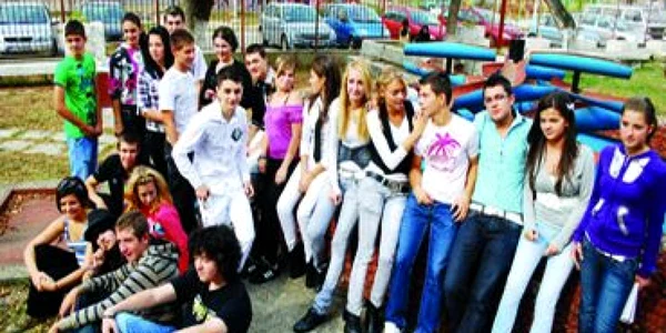 Ministerul Educaţiei: Bursa „Bani de liceu”, pentru toţii solicitanţii