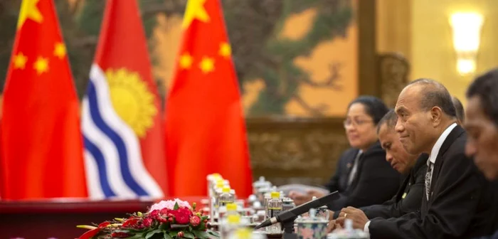 Preşedintele în exerciţiu al Kiribati, Taneti Maamau, în prim-plan, în cursul unei vizite la Beijing FOTO EPA-EFE