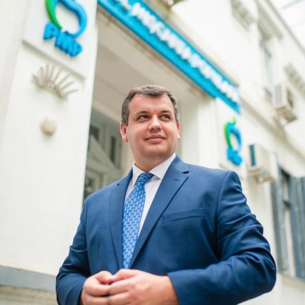 Negocieri la foc automat: Eugen Tomac începe cursa pentru susținerea parlamentară. Discuții cu PNL, USR și PSD