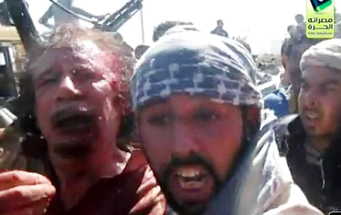 Gaddafi, în momentul în care a fost capturat de rebeli în Sirt