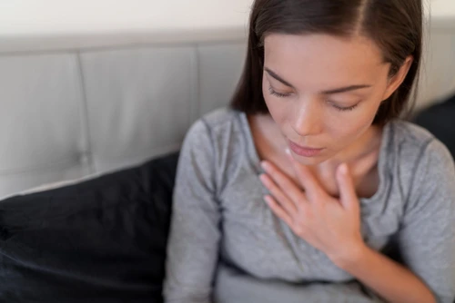 Persoana suferă de boli care afectează capacitatea de oxigenare nu poartă mască în stații închiseFoto: Shutterstock