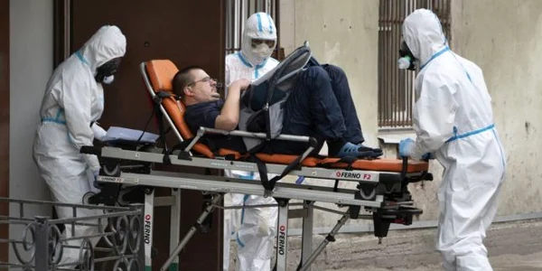 Medici pacient coronavirus COVID 19 pandemie spital FOTO Mediafax