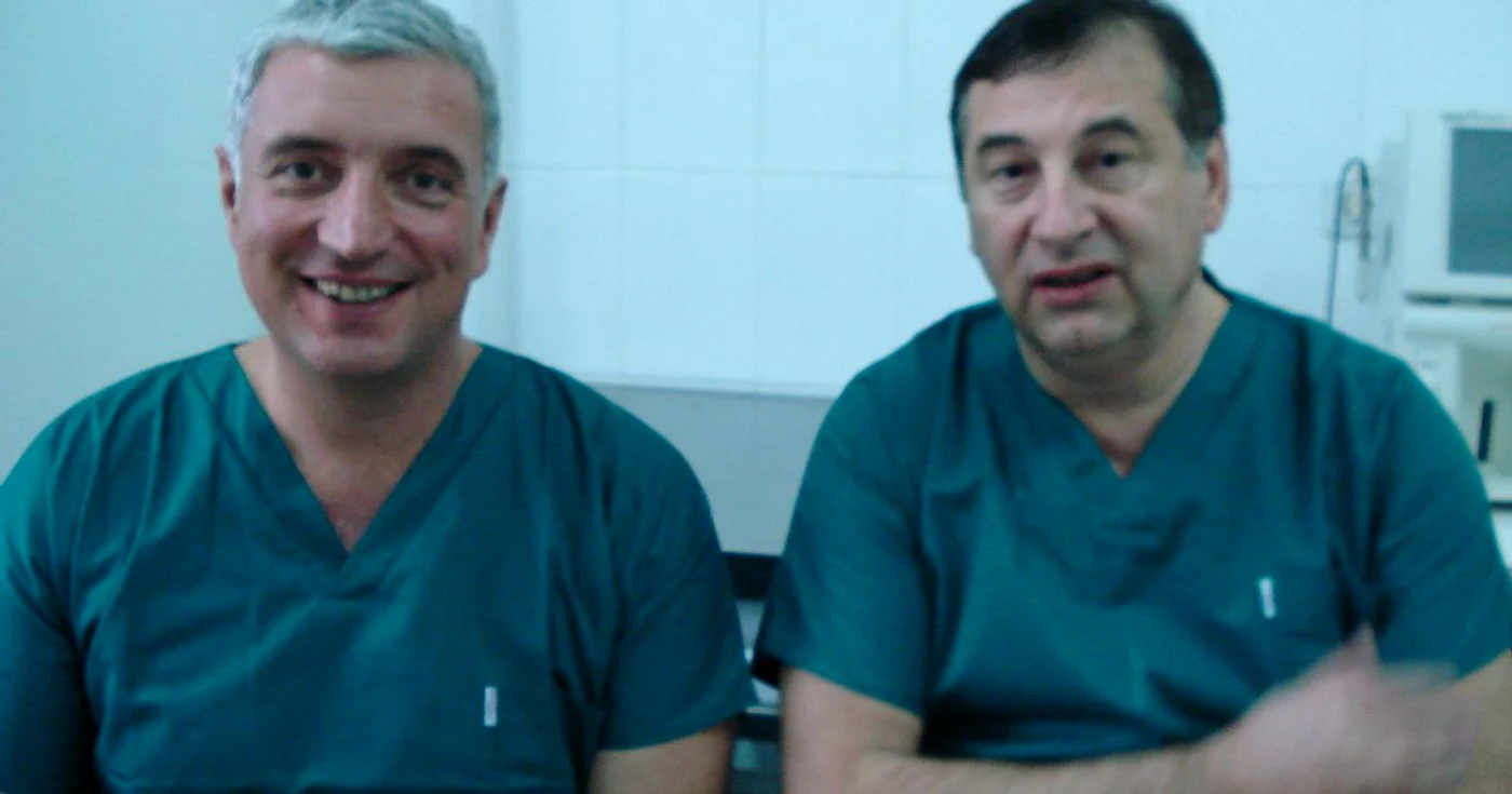 Doctorii Marius Scarlat (stânga) şi Paul Botez (dreapta) au ieşit mulţumiţi din sala de operaţie