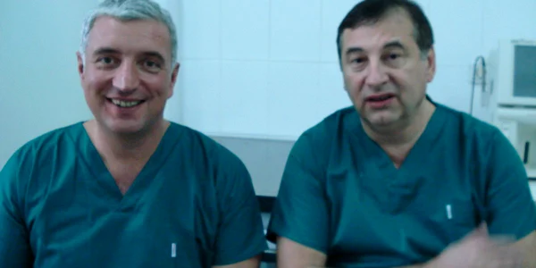 Doctorii Marius Scarlat (stânga) şi Paul Botez (dreapta) au ieşit mulţumiţi din sala de operaţie