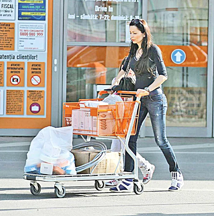 Brigitte, soţia lui  Ilie, a fost ca o  furnicuţă pe şantier  şi la cumpărături