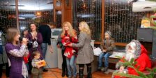 Copiii i-au oferit, aseară, lui Moş Crăciun un mini-concert