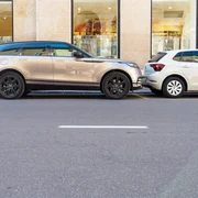 SUV parcat - masina FOTO Shutterstock