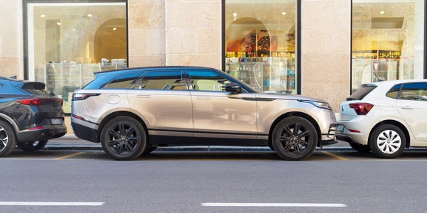 SUV parcat - masina FOTO Shutterstock 