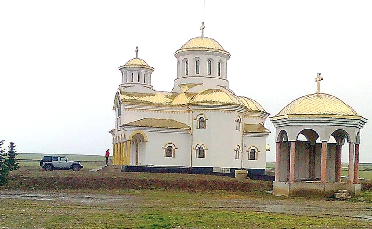 
    Milionarul ţine la secret suma investită în biserica de pe câmp  