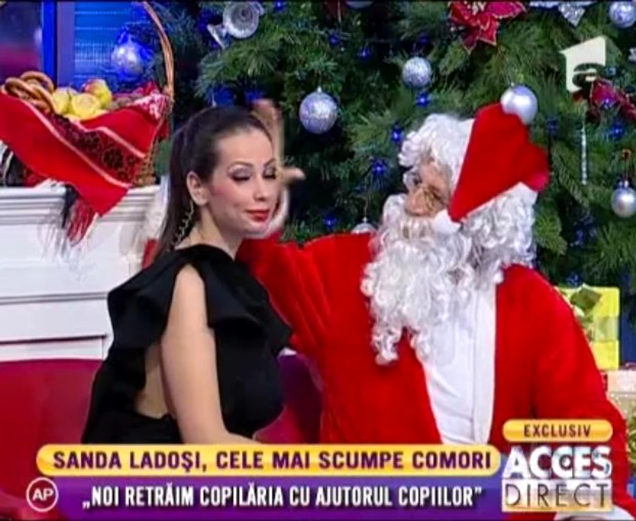 Moş Crăciun şi Iuliana Luciu au stat unul lângă altul toată emisiunea (captură Antena 1)