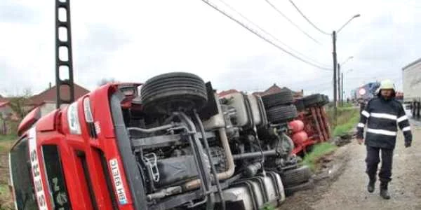 A fost nevoie de o macara specială pentru a ridica autotrenul din șanț