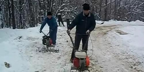 Oamenii s-au folosit de motoprăşitoare ca să deszăpezească drumul FOTO