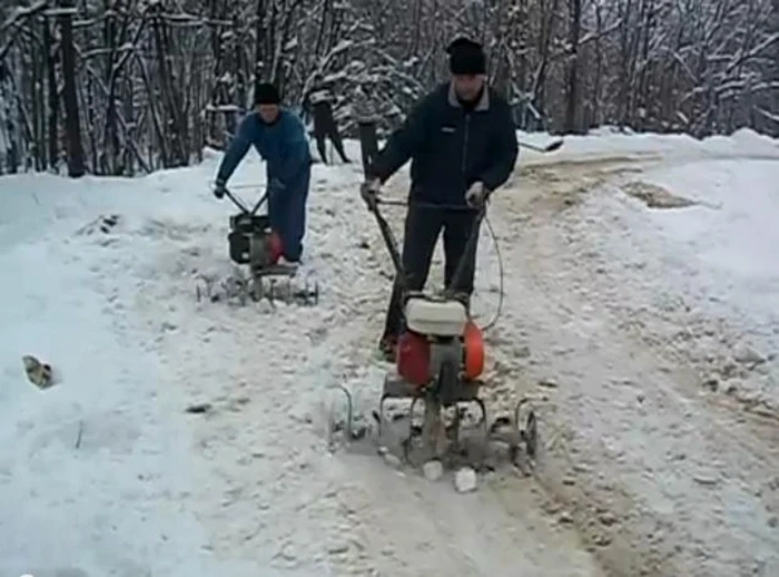 Oamenii s-au folosit de motoprăşitoare ca să deszăpezească drumul FOTO:captura youtube