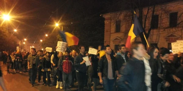 Aproape o mie de orădeni au ieşit la protestul pentru susţinerea votului în diasporă. FOTO