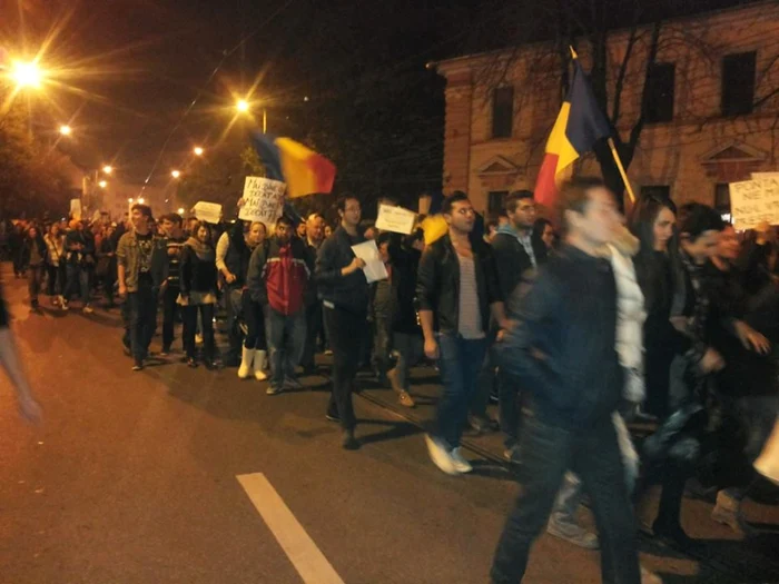 Aproape o mie de orădeni au ieşit la protestul pentru susţinerea votului în diasporă. FOTO