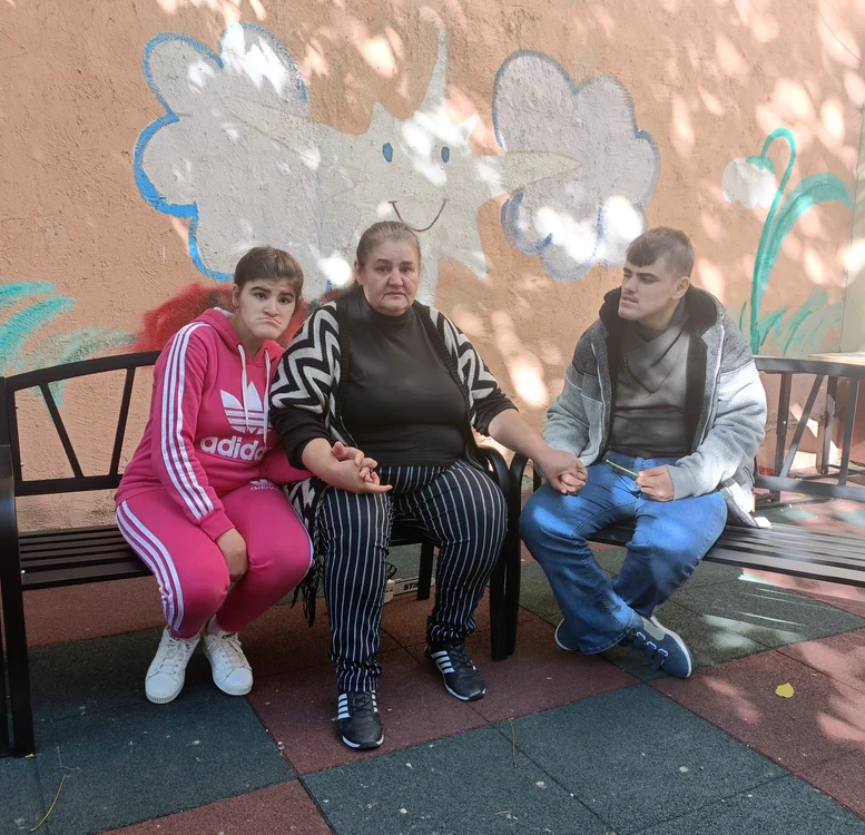 Plata daunei, cu dobânzi și penalități, este cerută de la cei 3 din poză de către MAI
