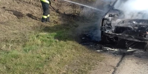 masina in flacari FOTO ISU Mehedinti 