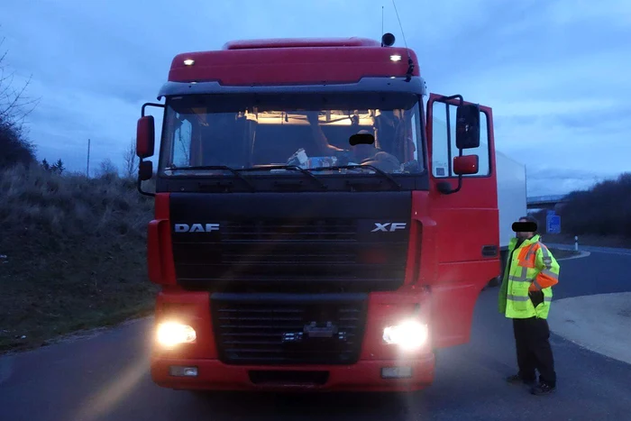 
    Bărbatul fără permis conducea un TIR de 40 de tone(FOTO: observator.tv)  