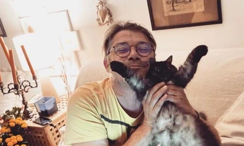  Actorul Cristi Iacob (55 de ani) joacă rolul principal în comedia românească „Complotul bonelor”, regizată de Iura Luncașu