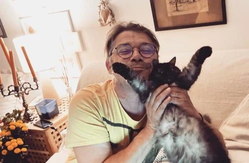 Actorul Cristi Iacob (55 de ani) joacă rolul principal în comedia românească „Complotul bonelor”, regizată de Iura Luncașu
