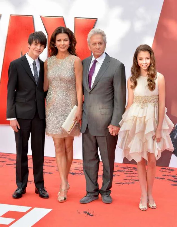 michael douglas si catherine zeta jones alaturi de cei doi copii foto guliver/getty images