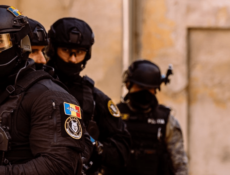 Răspunsul viral al unui polițist de la „Mascați“ la întrebarea: „Cât de greu e să spargi o ușă metalică cu un berbece?“