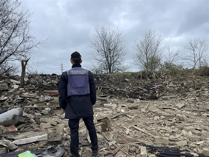 Urmările loviturii cu rachete a unei zone rezidențiale din Pavlovhrad Foto EPA EFE