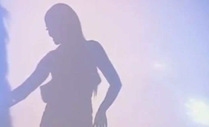 Mantea și mișcările senzuale din spatele paravanului