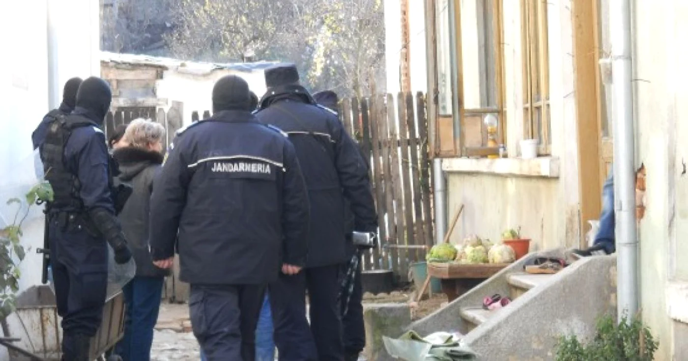 Familia Ciungu s-a trezit cu executorul judecătoresc şi mascaţii în curte 