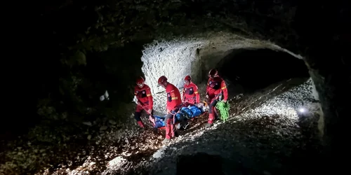 o persoana, gasita decedata pe munte FOTO facebook salvamont jpg