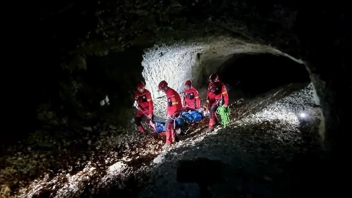 Echipele Salvamont România au găsit o persoană decedată pe munte FOTO: Facebook / Salvamont