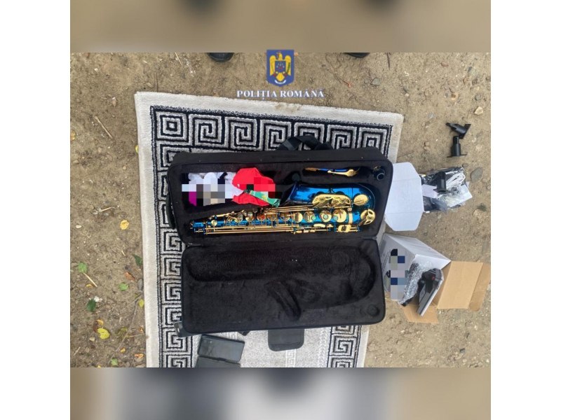 Saxofon furat din casa unui tânăr din Neamț. Hoțul a mai luat bijuterii şi alte bunuri de zeci de mii de euro