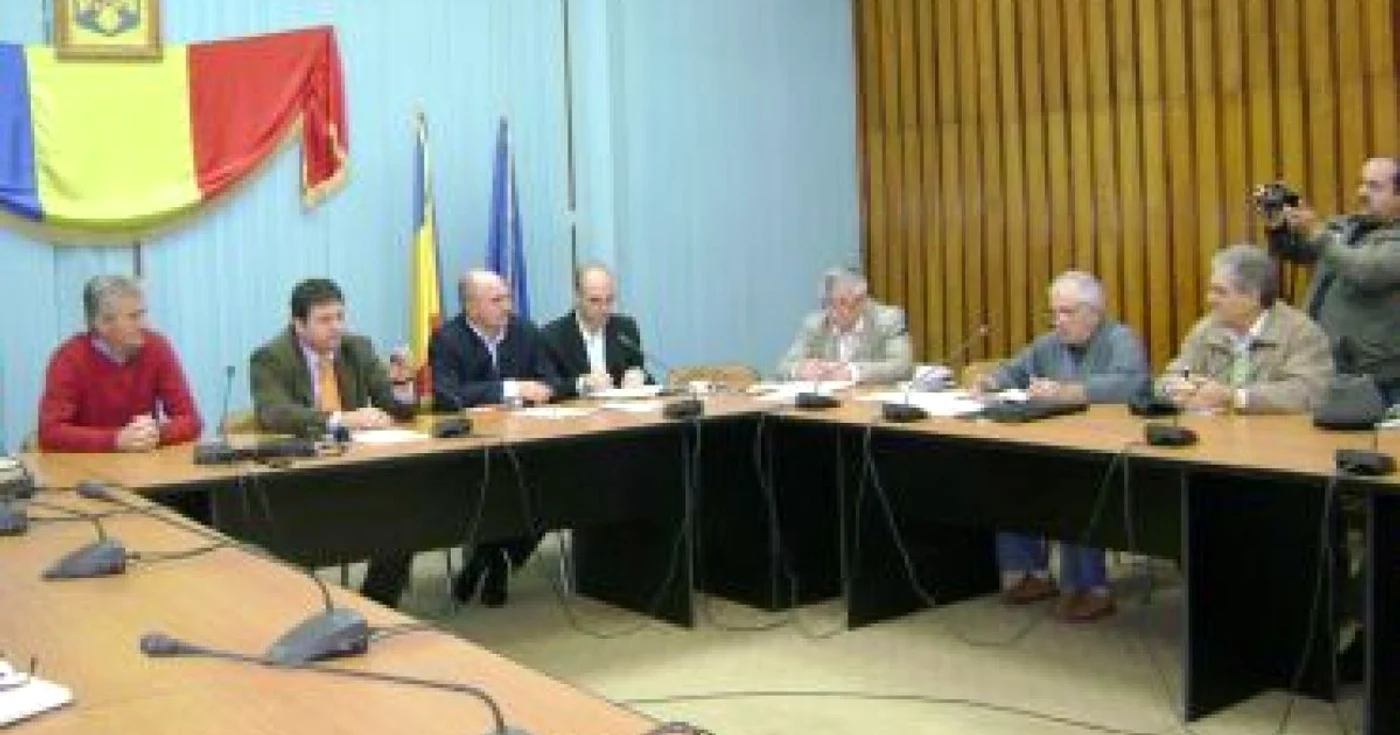 Turnu Severin: "Sfatul înţelepţilor" şi-a spus păsurile la Prefectură