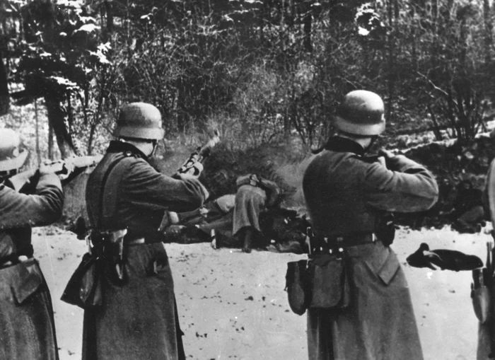 Soldaţi nemţi împuşcând 58 de polonezi în localitatea Bochnia, decembrie 1939