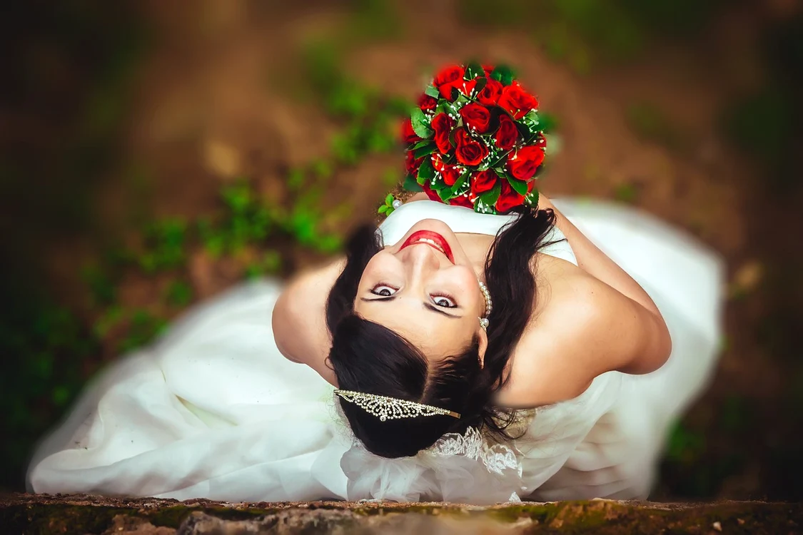 Femeie care poartă o rochie de mireasă / foto: Pixabay 