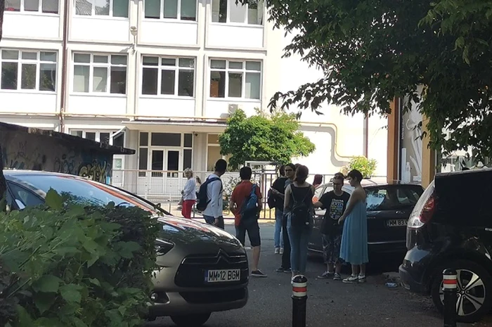 Elevi din Baia Mare, după ce au ieșit de la Bac Foto: Facebook